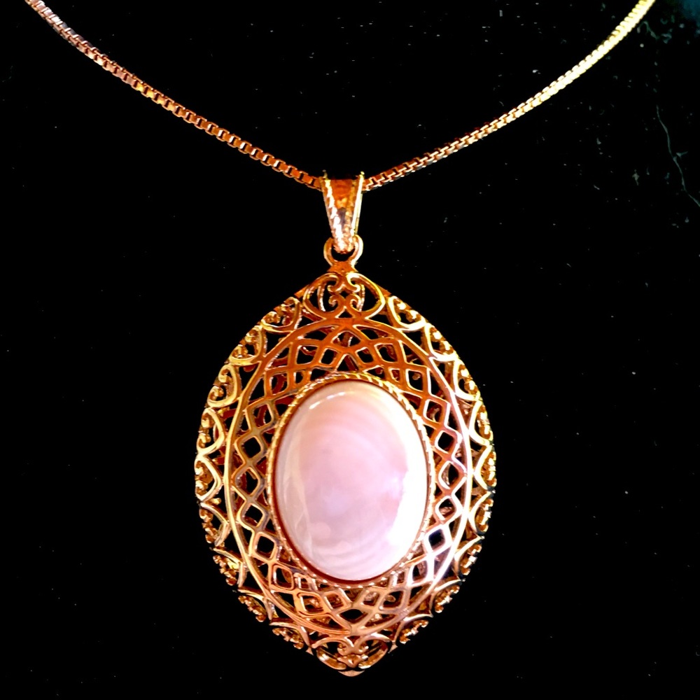 Mother of Pearl Necklace in Rose Gold Tone